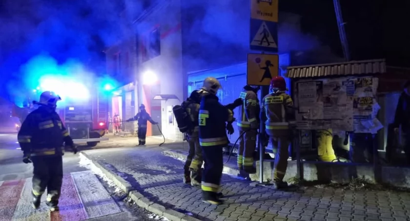 Pożar przyczepy z pieczywem w Lipowej – szybka interwencja strażaków