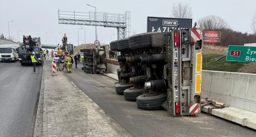 Z OSTATNIEJ CHWILI  ! W okolicach ronda w Przybędzy samochód ciężarowy wpadł do rowu!
