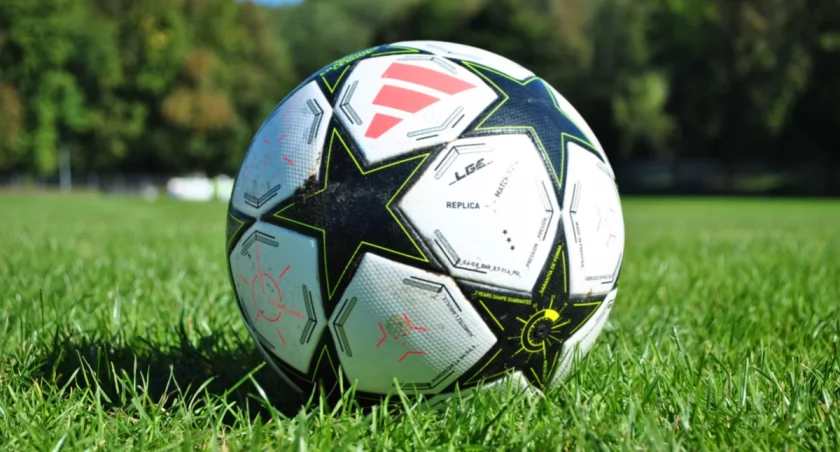 Dominacja i pewne zwycięstwo GKS Radziechowy-Wieprz 5-0! Drużyna w świetnej formie - kolejne wygrane, ciekawe sparingi i skuteczni zawodnicy na boisku.