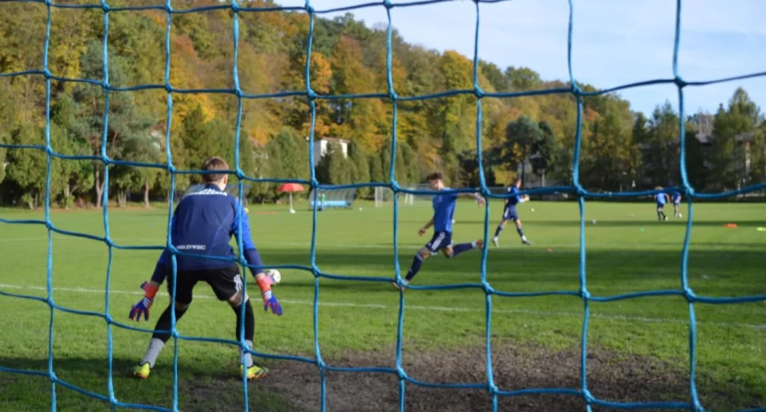 TS Stal Śrubiarnia Żywiec odwraca losy meczu z Brzeziną Osiek i wygrywa 2-1 – ostatnia próba generalna przed ligą udana! 