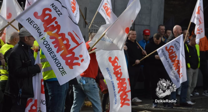 Protest przed zakładem Hutchinsona w Żywcu – pracownicy domagają się godnych wynagrodzeń