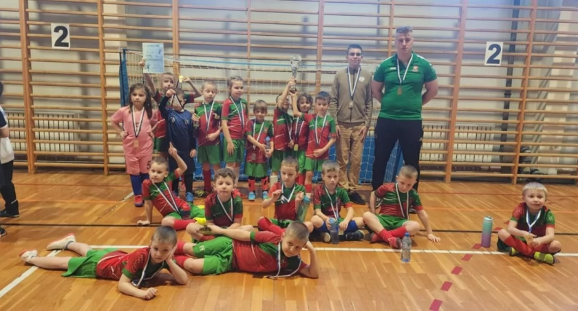 Skrzaty z Pietrzykowic zdobywają srebro w emocjonującym turnieju! Niezwykłe umiejętności i determinacja młodych piłkarzy zaskakują. Czas na więcej sukcesów! 