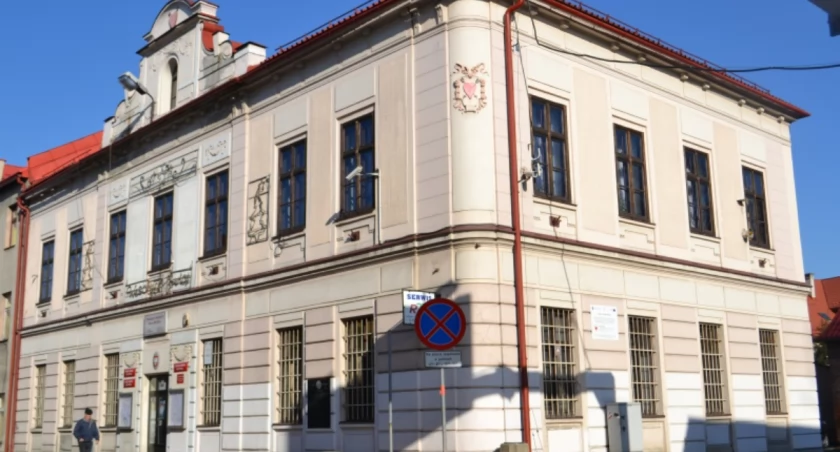 Nowa przestrzeń dla najmłodszych: zakończenie rozbudowy szkoły podstawowej nr 2 w Kamesznicy
