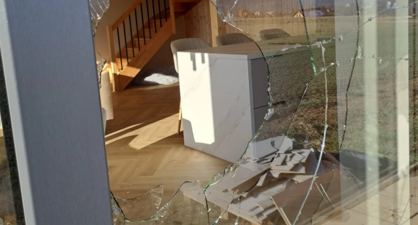 Apel o pomoc w znalezieniu sprawcy aktu wandalizmu w Pietrzykowicach - zdjęcie z monitoringu w galerii !