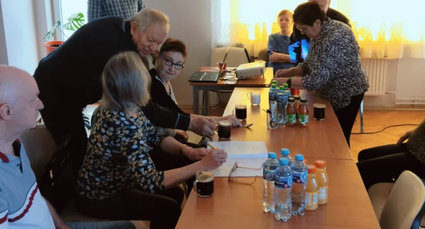 Seniorzy ratują życie: szkolenie z pierwszej pomocy w Klubie „Promyczek” w Pietrzykowicach