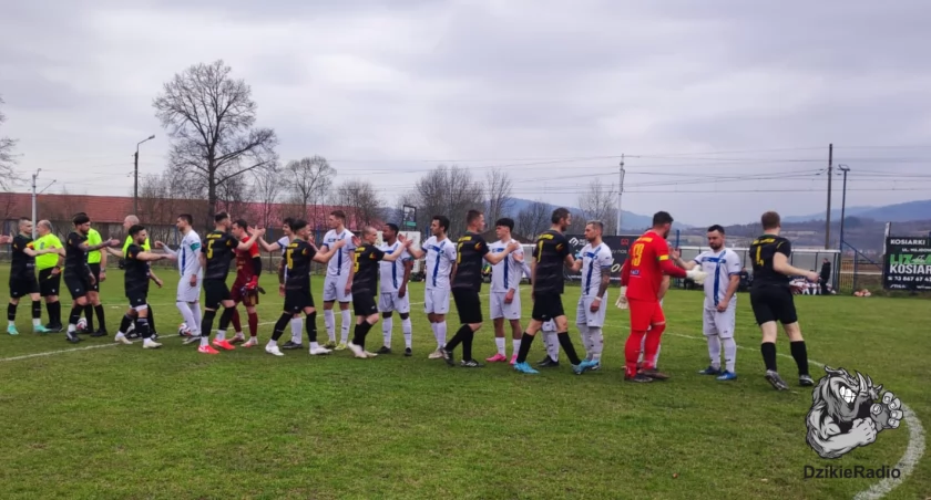 Zacięta rywalizacja w Radziechowach: GKS Radziechowy-Wieprz triumfuje nad LKS Sokół Słotwina