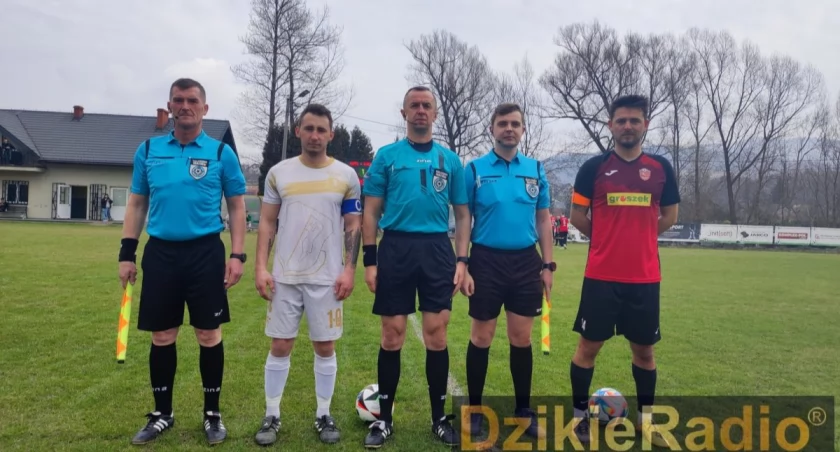 Świt Cięcina triumfuje nad UKS Maksymilian Cisiec w emocjonujących lokalnych derbach - pełna relacja!
