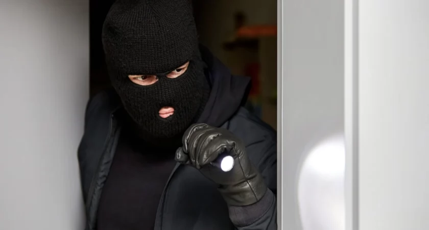 Oszustwo na sprzedawców noży: 79-letnia kobieta została okradziona !
