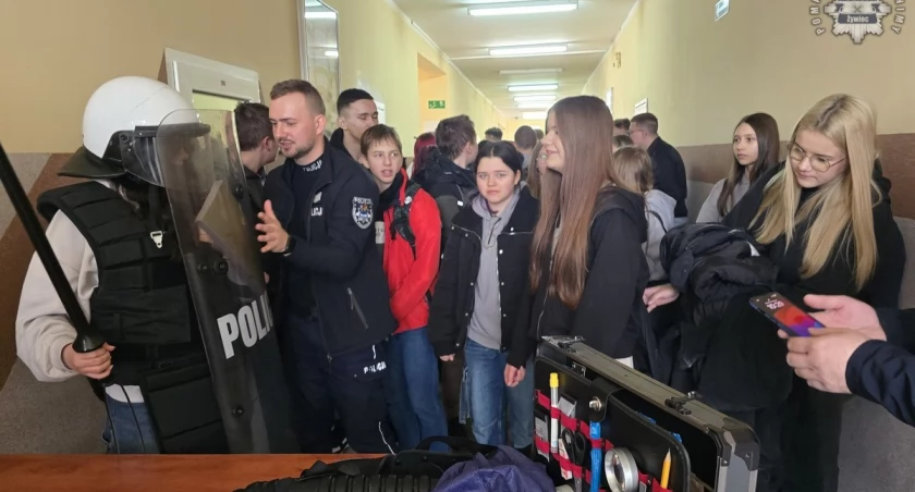 Policja i młodzież ramię w ramię  - Dzień Otwarty w Zespole Szkół Mechaniczno-Elektrycznych w Żywcu 