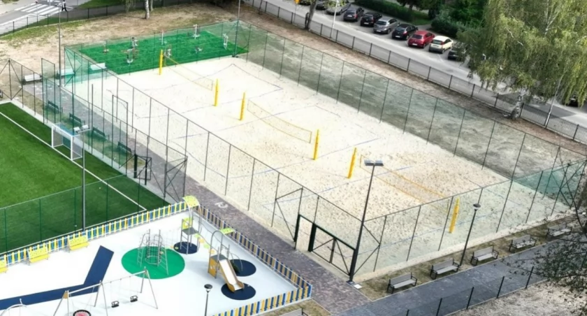 Treningi dla dzieci i młodzieży na boiskach do piłki plażowej - 1.05-30.06, godz. 15:00-18:30.