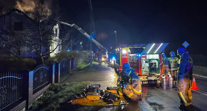 Pożar domu w Węgierskiej Górce – nocna akcja służb ratunkowych