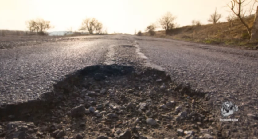 Utrudnienia w ruchu drogowym w miejscowości Przybędza