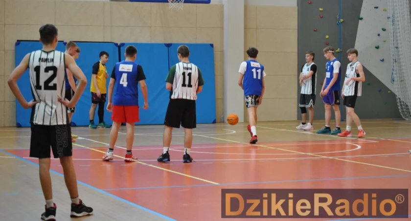 Emocje na parkiecie: Trzecia kolejka IV sezonu Żywieckiej Ligi Koszykówki za nami