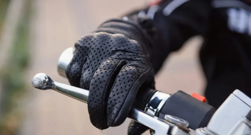 Motocyklista bez uprawnień uciekł z miejsca wypadku 
