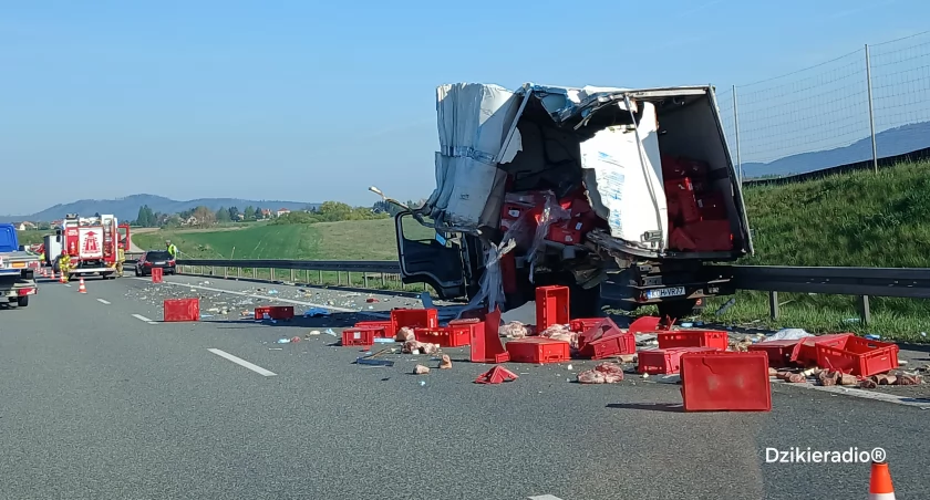Kolizja ciężarówki i busa w Pietrzykowicach – utrudnienia na S1