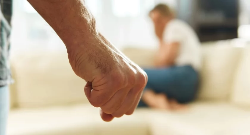 20-latek aresztowany za przemoc domową wobec matki – sąd zdecydował o trzymiesięcznym areszcie