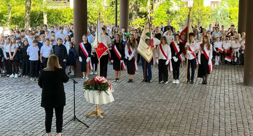 Żywa lekcja historii: uczniowie oddają hołd Konstytucji 3 Maja pod pomnikiem Cudu nad Wisłą