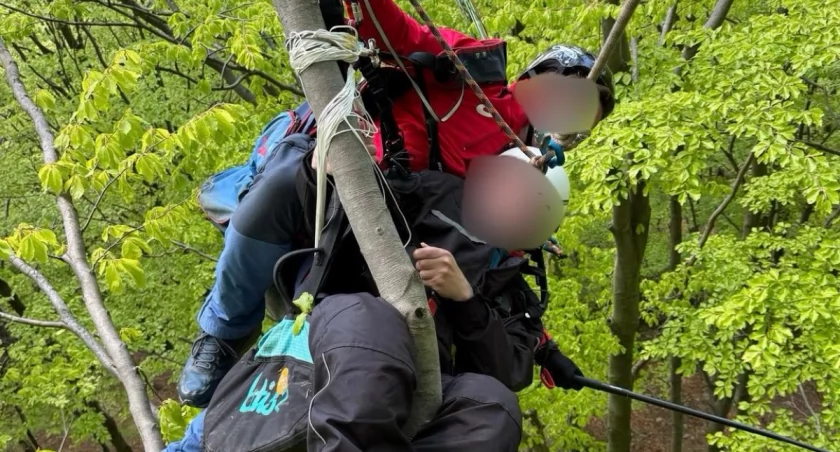 Wypadek paralotniarski na zboczach góry Żar: pilot i pasażer utknęli w koronach drzew
