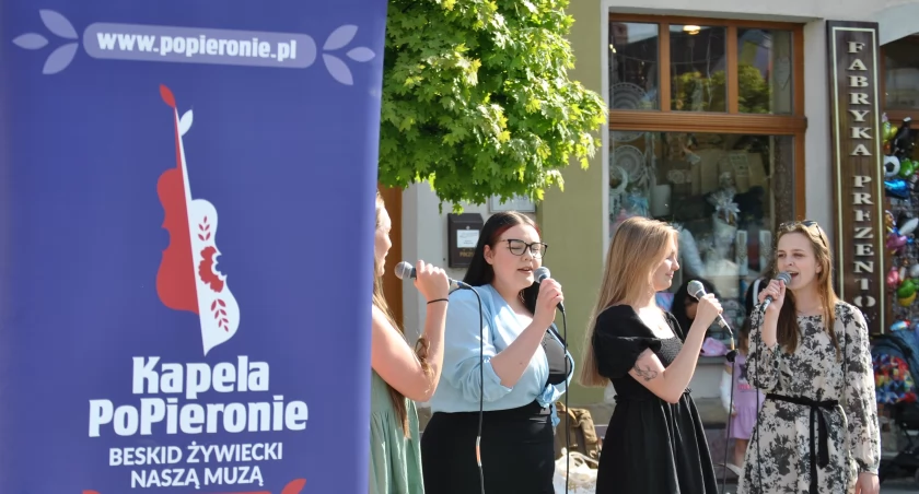 Granie na spontanie na Rynku w Żywcu! Potańcówka z Kapelą PoPieronie i zespołem Poliana!! 