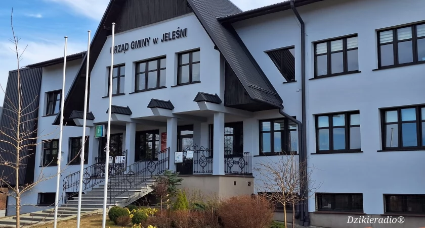 Jeleśnia: Wójt zapowiada łączenie klas w szkołach. Rodzice zaskoczeni brakiem konsultacji