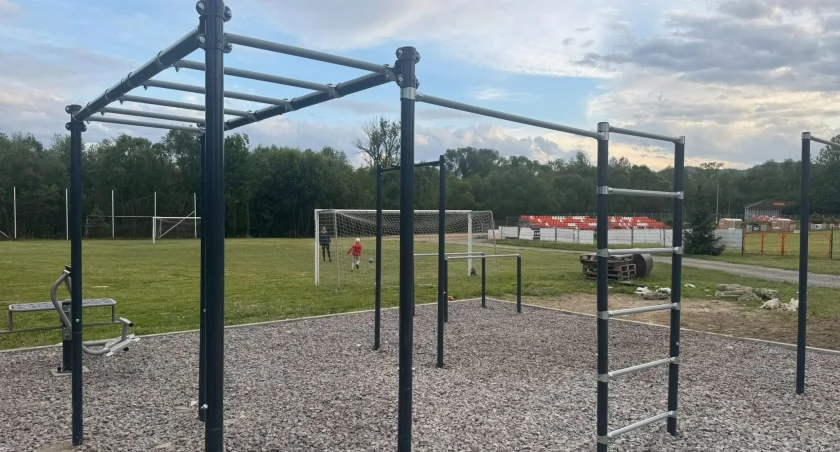 Nowa siłownia plenerowa na obiekcie LKS Leśna już otwarta