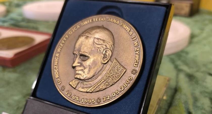 Historia zaklęta w metalu i kamieniu. Wystawa numizmatyczna poświęcona św. Janowi Pawłowi II w Żywcu