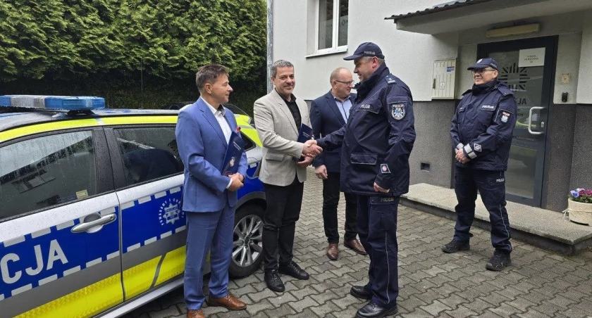 Nowy radiowóz dla policjantów z Rajczy. Wsparcie samorządów kluczowe dla poprawy bezpieczeństwa