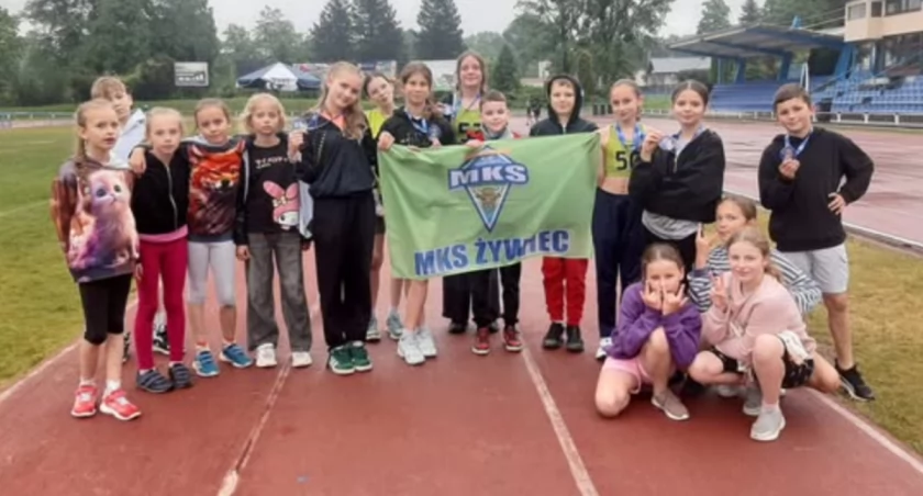 Młodzi sportowcy nie poddali się deszczowi – osiem medali na Czwartkach Lekkoatletycznych