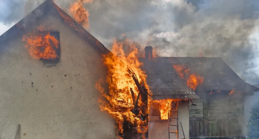 Tragedia w Gilowicach – sobotnie popołudnie naznaczone ogniem i stratą.
