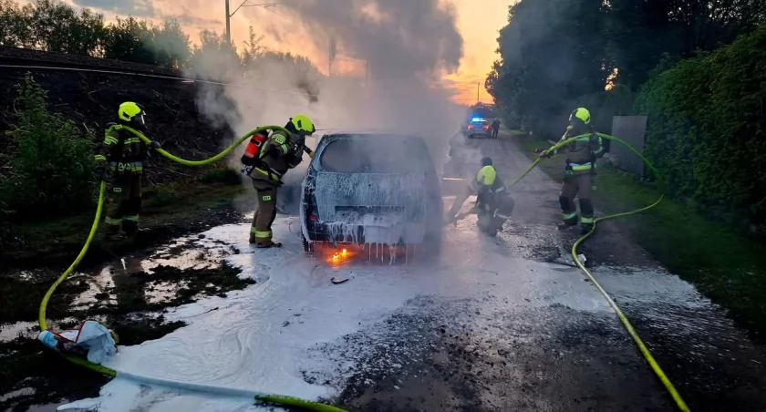 Łodygowice: Groźny pożar samochodu osobowego – szybka reakcja strażaków zapobiegła tragedii