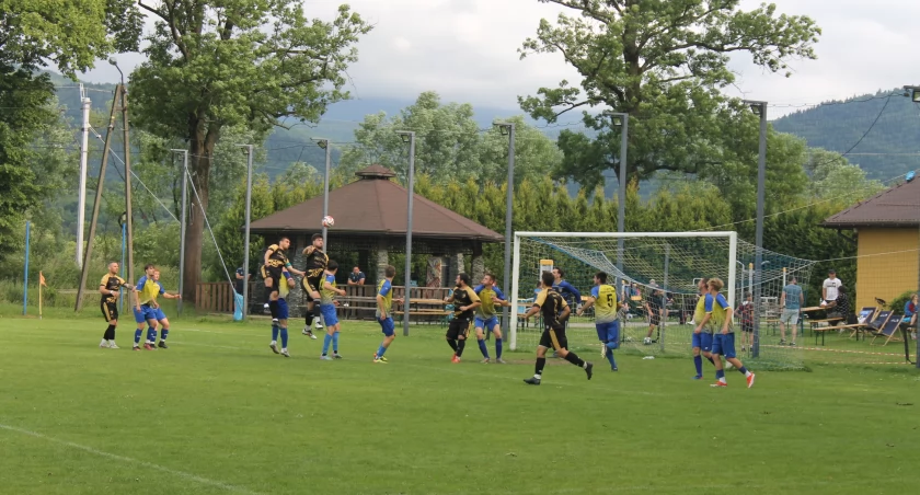 GKS Radziechowy-Wieprz gromi Metal Węgierska Górka 5:0! Zdominowanie rywala od pierwszego gwizdka - szybkie akcje, efektowne bramki i imponująca gra ofensywna!