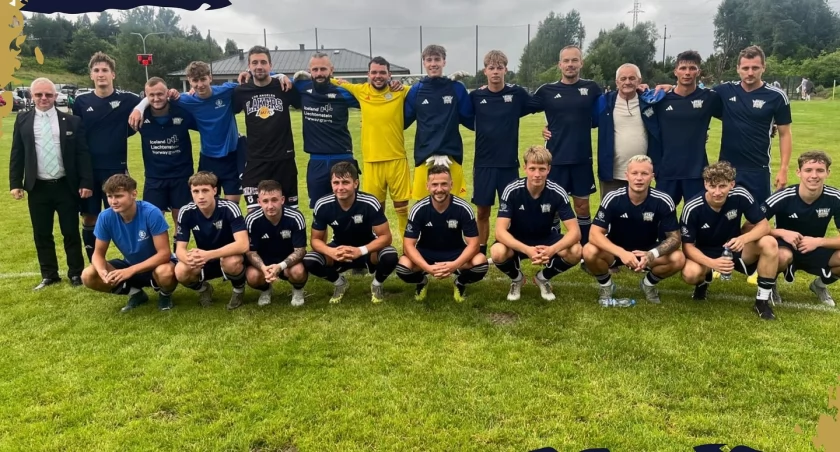 ŻYWIECKA STAL TRIUMFUJE 3:0 NAD FORTECĄ ŚWIERKLANY! Obrona, walka, skuteczność - zespół STALI pokazuje charakter! Kolejne wyzwanie już 13.09 o 16:00 na własnym boisku. Dołącz i wspieraj swoją drużynę!
