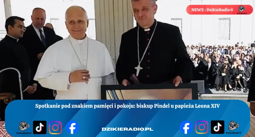 Biskup Roman Pindel przekazuje papieżowi Leonowi XIV dar - wizerunek błogosławionego Michała Tomaszka w niezwykłej rozmowie na Watykanie z pielgrzymami z Polski.