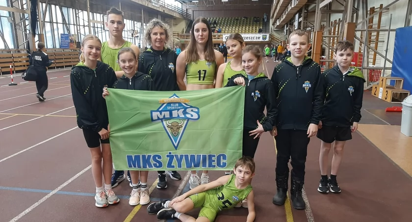 Sukcesy i debiuty młodzieży MKS-u Żywiec na hali w Brzeszczach - sprawdź wyniki!