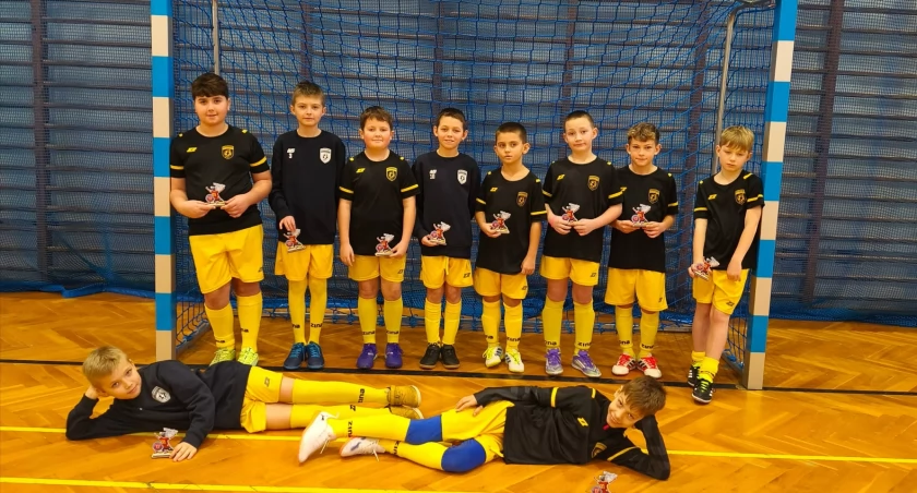 Błyskawica na Winter Cup w Cieszynie: świetna postawa i wartościowe doświadczenia młodych piłkarzy - sprawdź wyniki!