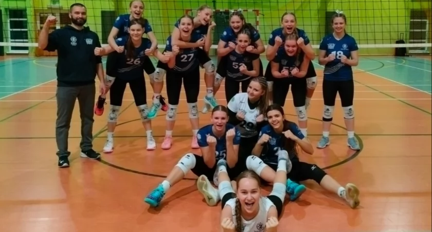 Młode siatkarki z Żywca awansowały do ćwierćfinału po emocjonującym meczu!
