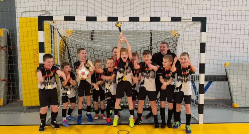 Złoto dla młodych wilkowiczan! Mistrzostwo Jaworzańskiej Ligi Halowej 2025/26 trafia w ręce rocznika 2015.