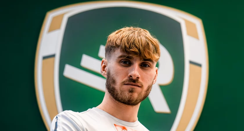Kacper Sommerfeld - nowa siła w środku pola biało-zielonych.