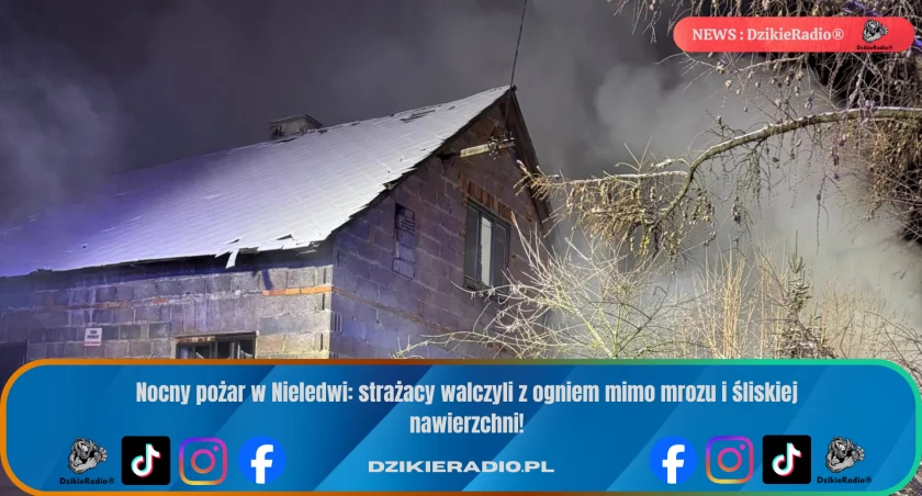 Nocny pożar w Nieledwi: strażacy walczyli z ogniem mimo mrozu i śliskiej nawierzchni