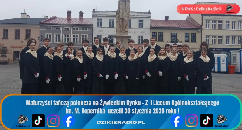 Polonez na Żywieckim Rynku: Młodzież tańczy tradycyjny polonez w centrum miasta.
