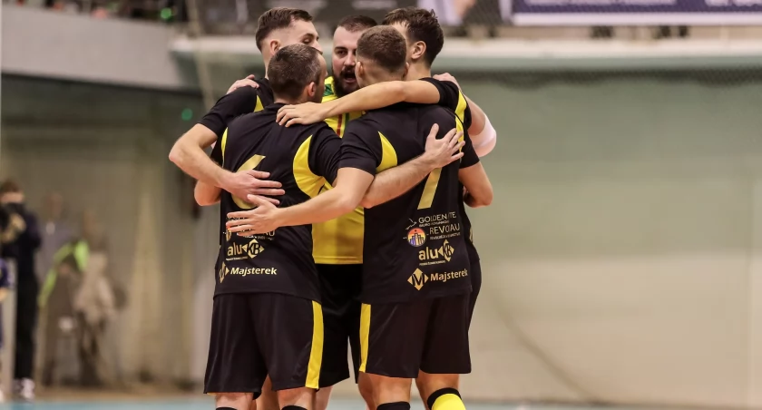 BKS Stal pokonuje UKS Trampkarz Zabrze 6:3 w emocjonującym meczu futsalowym.