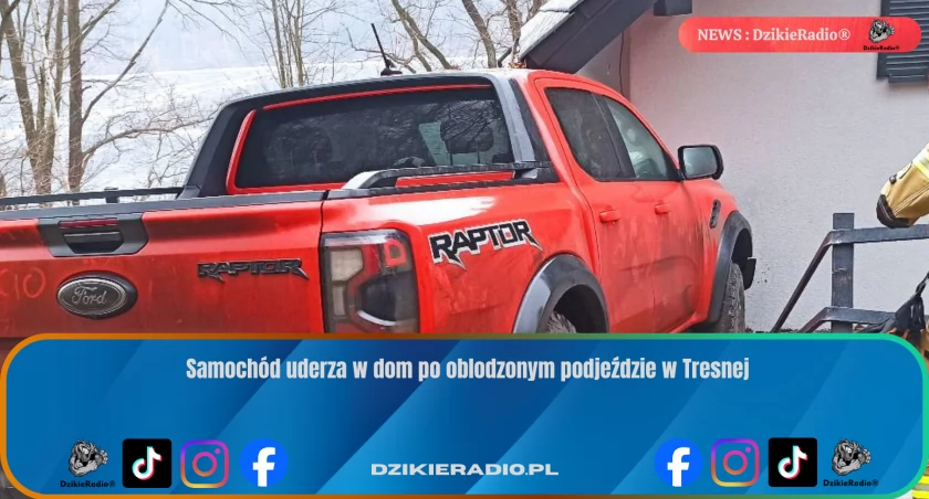 Lodowy podjazd i chwila nieuwagi. Samochód zakończył jazdę na ścianie domu