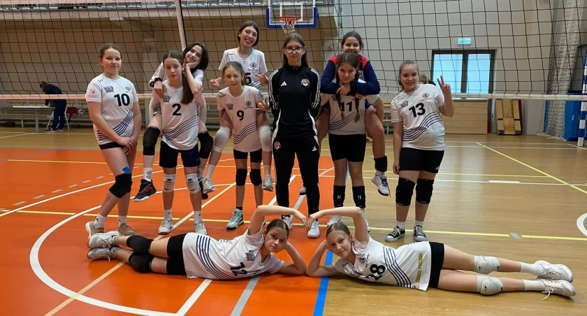 Ze sportowym sercem i determinacją – młode siatkarki podbiły minisiatkówkę