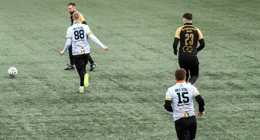 Zacięta walka na boisku! BKS Stal Bielsko-Biała vs GKS Radziechowy-Wieprz