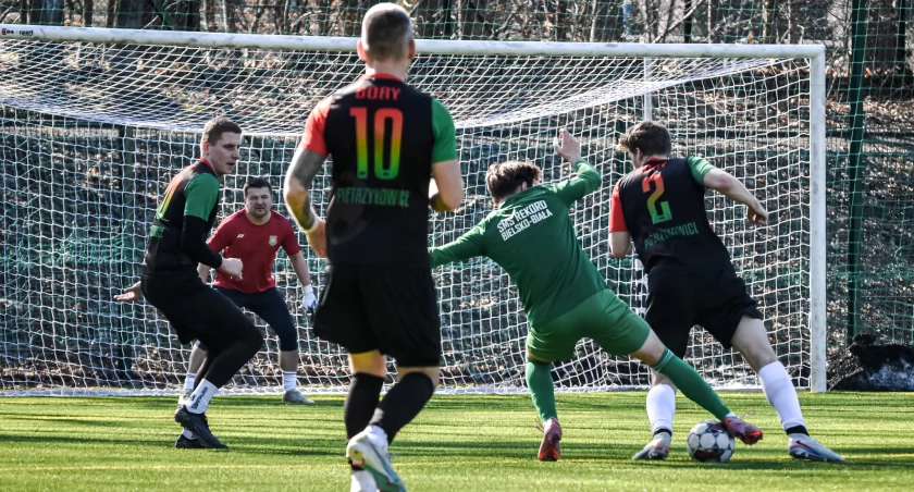 Młodość i tempo przesądziły. Rekord lepszy w sparingu.