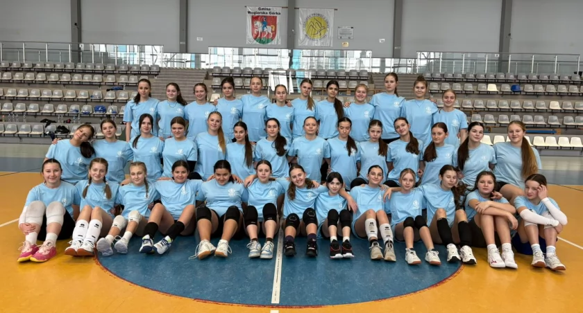 Obóz siatkarski Stali Żywiec w Węgierskiej Górce: sport, pasja i integracja w jednym miejscu.