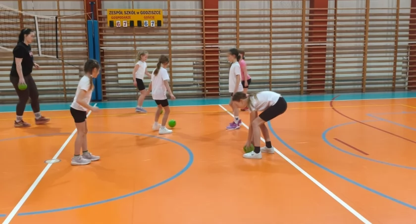 Szokująca zmiana w Beskidzie Godziszka! Dziewczęta wkraczają do świata piłki ręcznej.