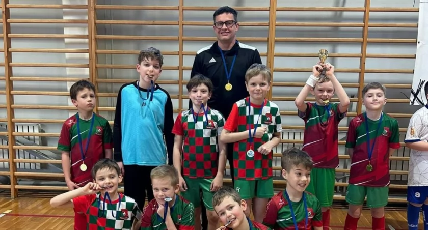 Serce i walka młodych piłkarzy Akademii Borów – podsumowanie sportowego weekendu
