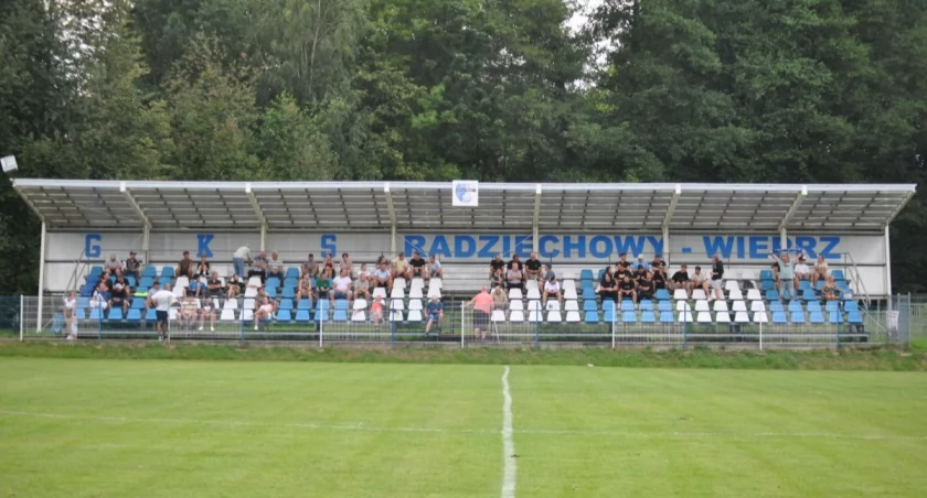 Walcząc z wiatrem i przeciwnikiem: GKS Radziechowy-Wieprz kontra Iskra Rybarzowice