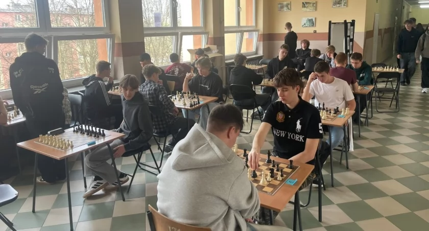 Szkolny turniej szachowy w Żywcu z okazji Dnia Liczby Pi przyciąga 21 graczy